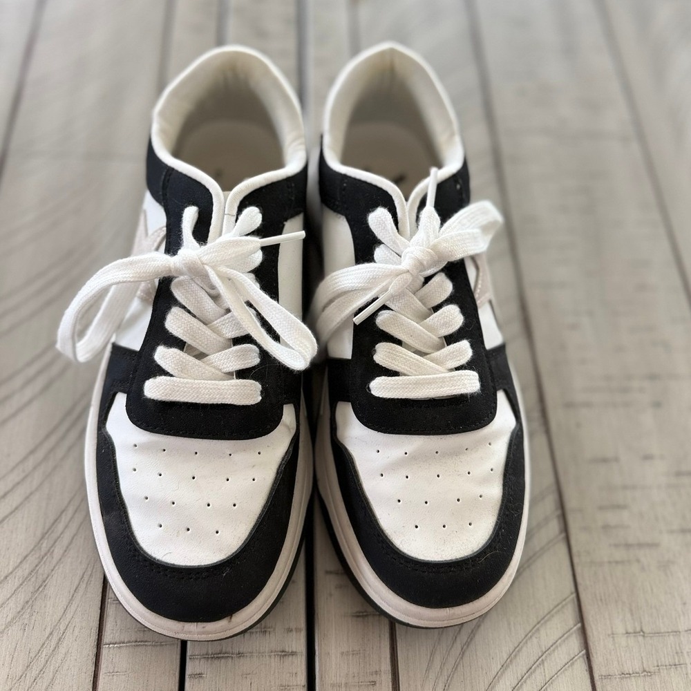 C- 006- VH by Vintage Havana Kayla Black White Star Low Top Sneakers Womens 8